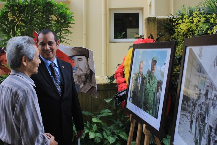 Les Vietnamiens rendent un dernier hommage à Fidel Castro à Hanoi - ảnh 3